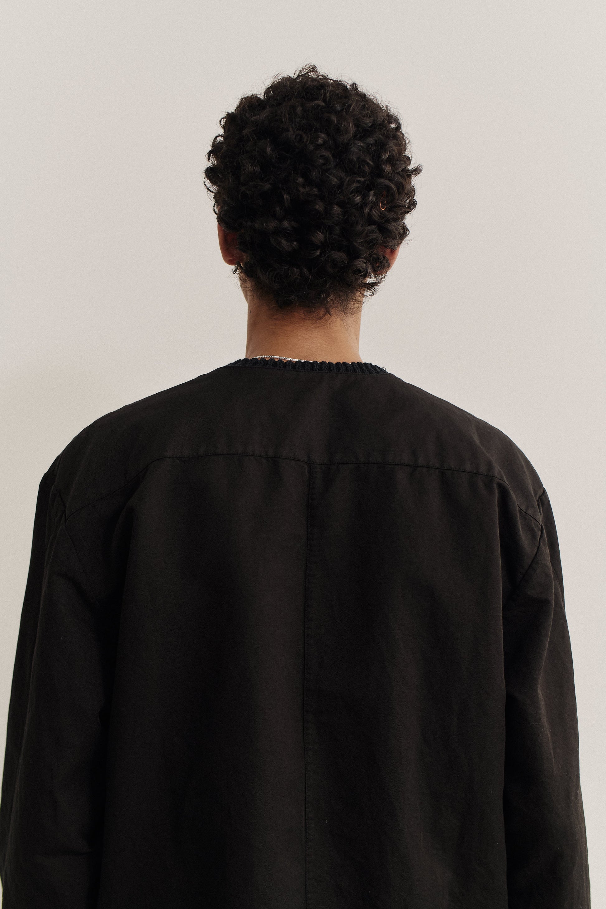 Men's long-sleeved overshirt, linen and cotton blend, garment-dyed black, relaxed fit, v-neckline.