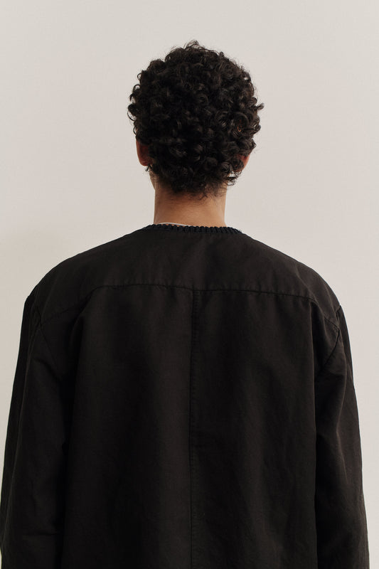 Men's long-sleeved overshirt, linen and cotton blend, garment-dyed black, relaxed fit, v-neckline.