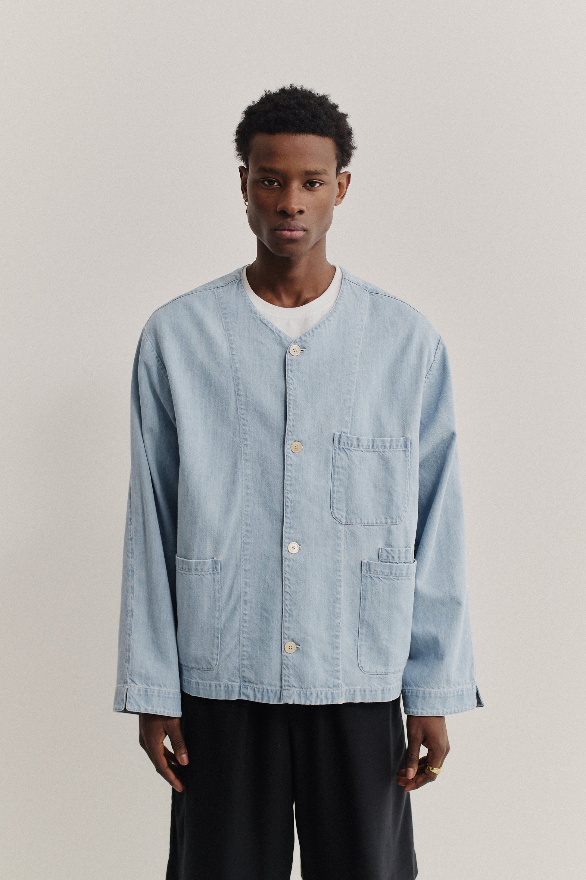 Men's long-sleeved overshirt, light blue organic cotton-silk denim, boxy fit, v-neck, patch pockets.