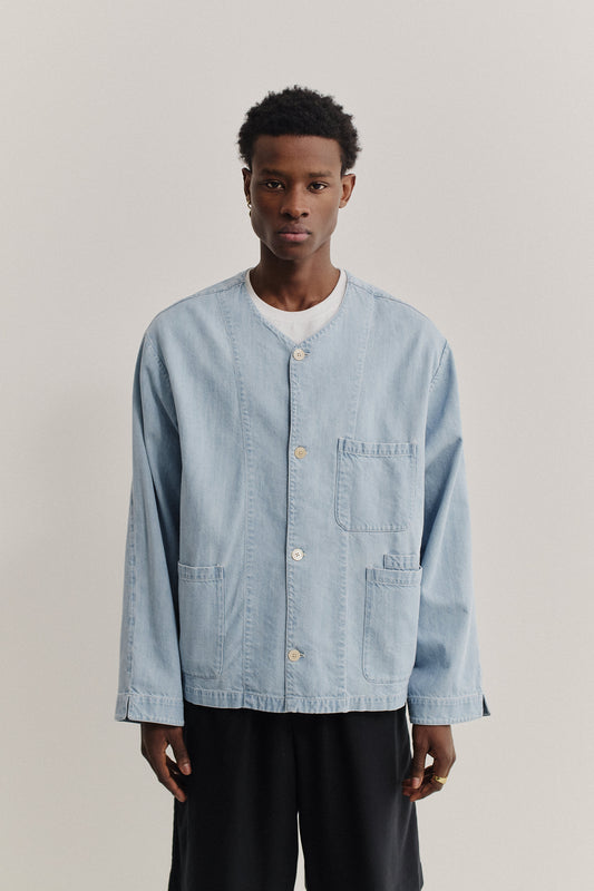 Men's long-sleeved overshirt, light blue organic cotton-silk denim, boxy fit, v-neck, patch pockets.