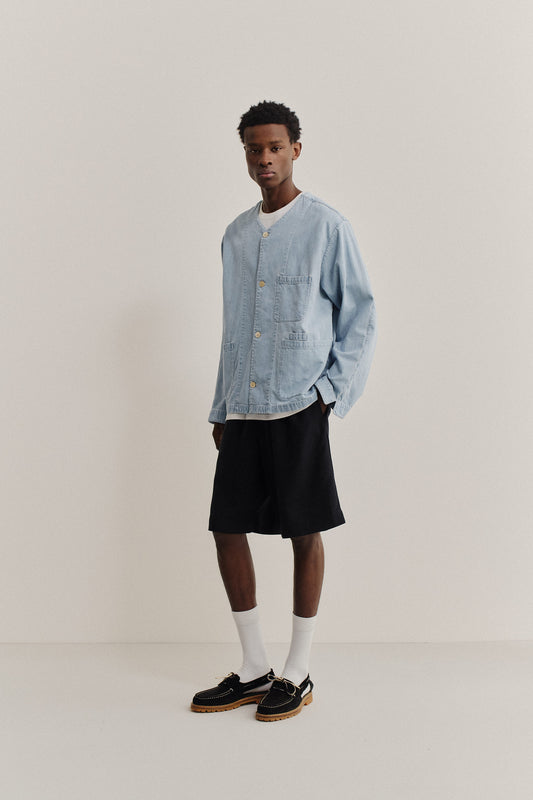 Men's long-sleeved overshirt, light blue organic cotton-silk denim, boxy fit, v-neck, patch pockets.