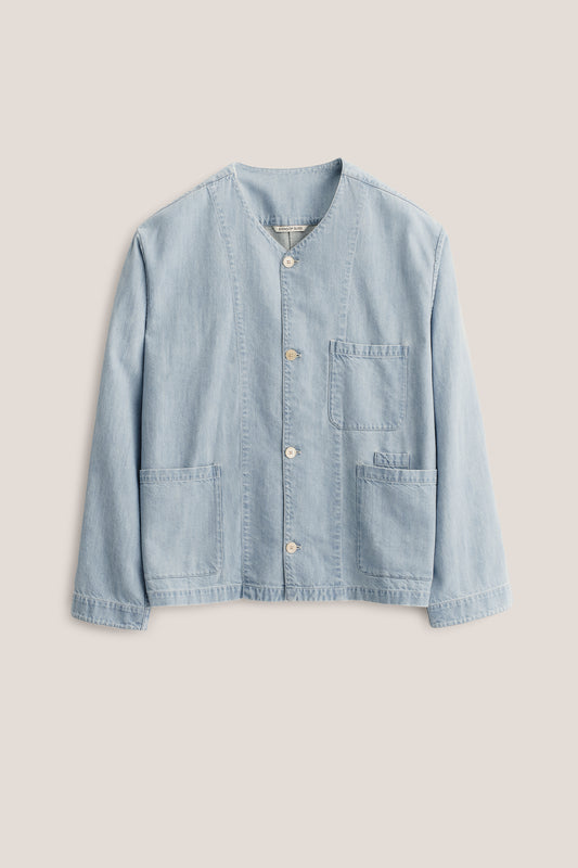 Men's long-sleeved overshirt, light blue organic cotton-silk denim, v-neck, patch pockets, button closure.