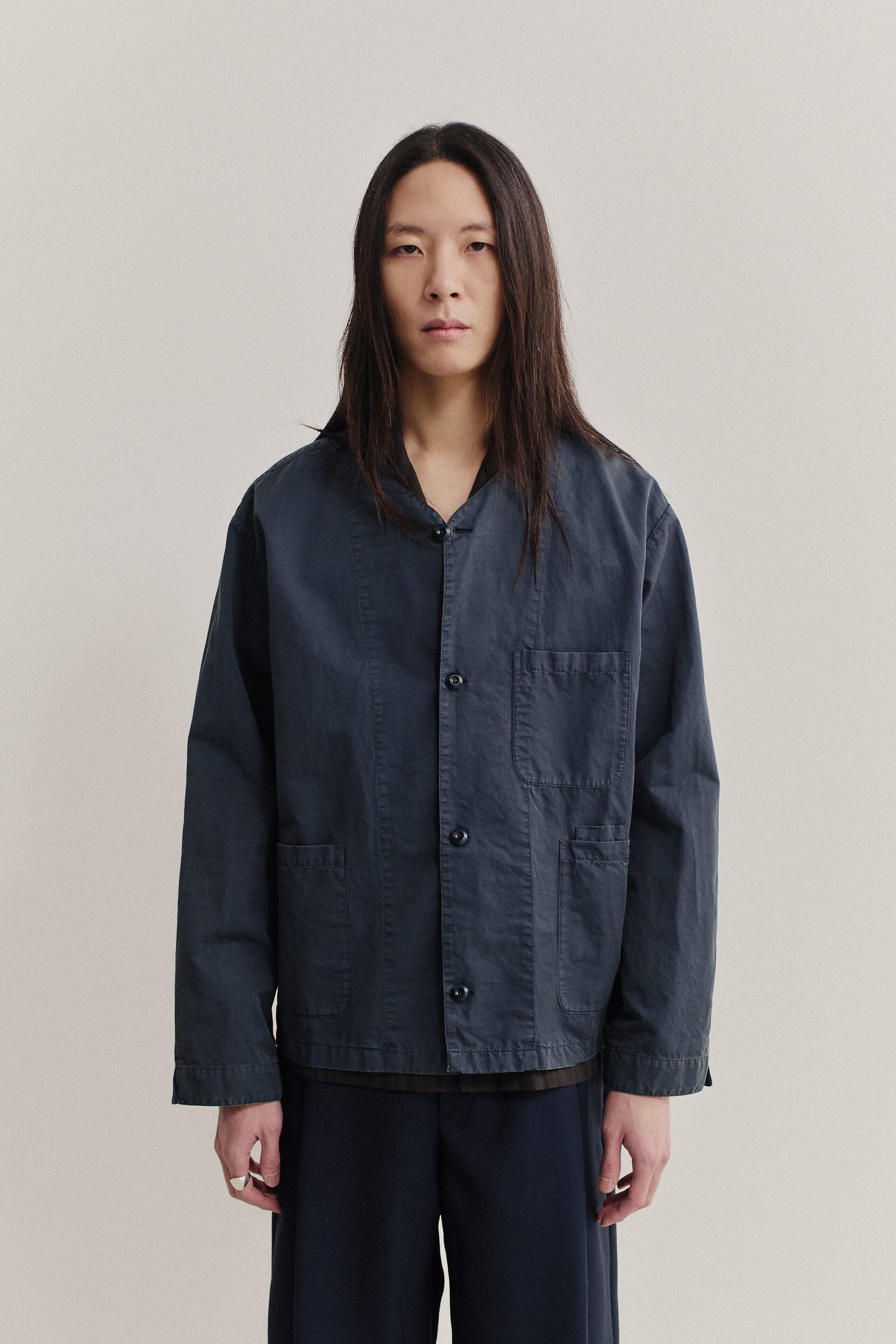 Men's long-sleeved overshirt, cotton-linen blend, garment dyed navy, with patch pockets and v-neck.