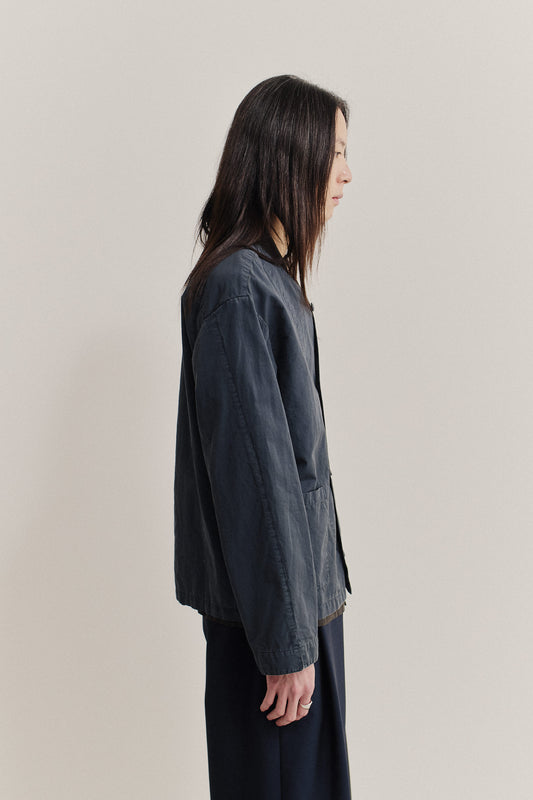 Men's long-sleeved overshirt, cotton-linen blend, garment dyed navy, with patch pockets.