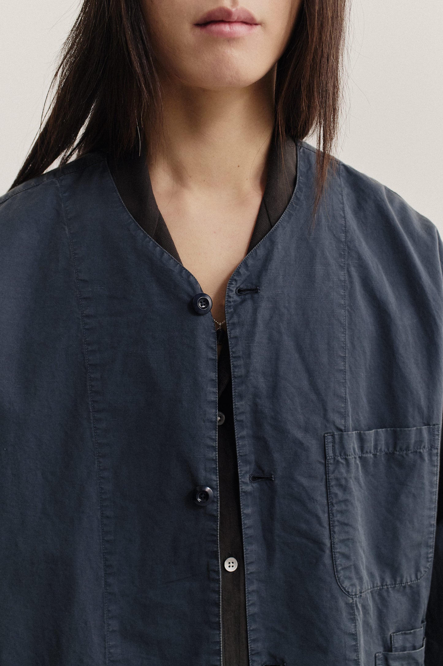 Women's long-sleeved overshirt, cotton-linen blend, garment dyed navy, with v-neck and patch pockets.