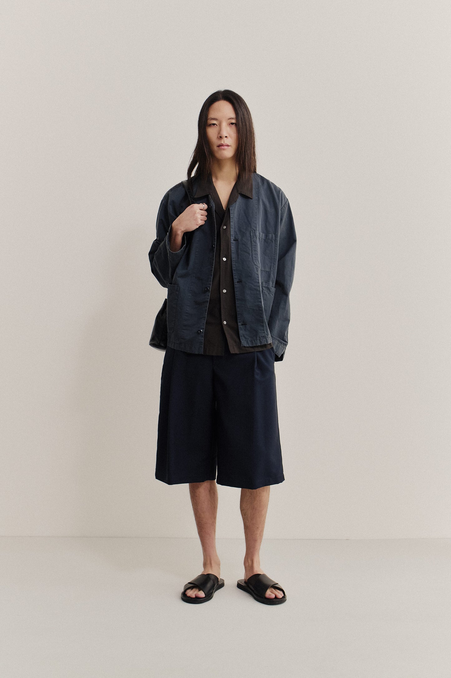 Men's outerwear, long-sleeved overshirt, cotton-linen blend, garment dyed, navy, with patch pockets.