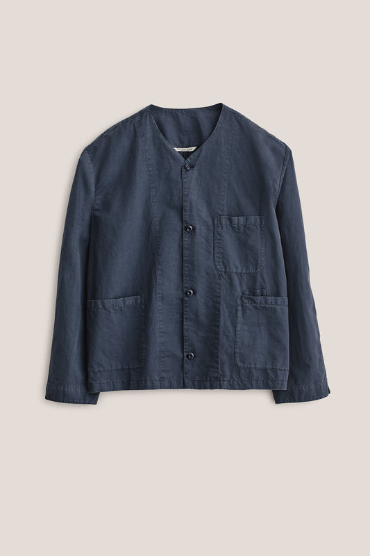 Men's outerwear, long-sleeved overshirt, cotton-linen blend, garment dyed navy, with patch pockets and v-neck.