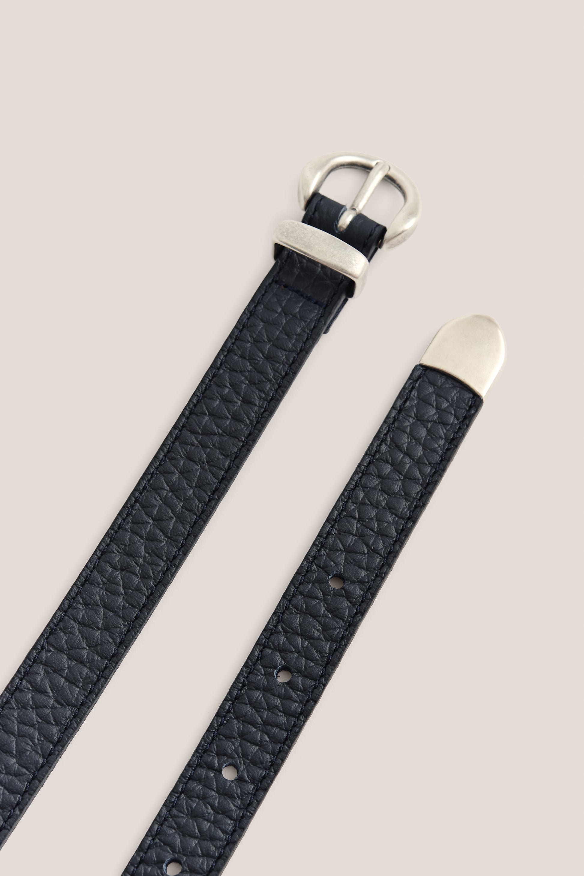 Men's accessories belt, grainy calf leather, navy, with a silver-tone buckle and tip.
