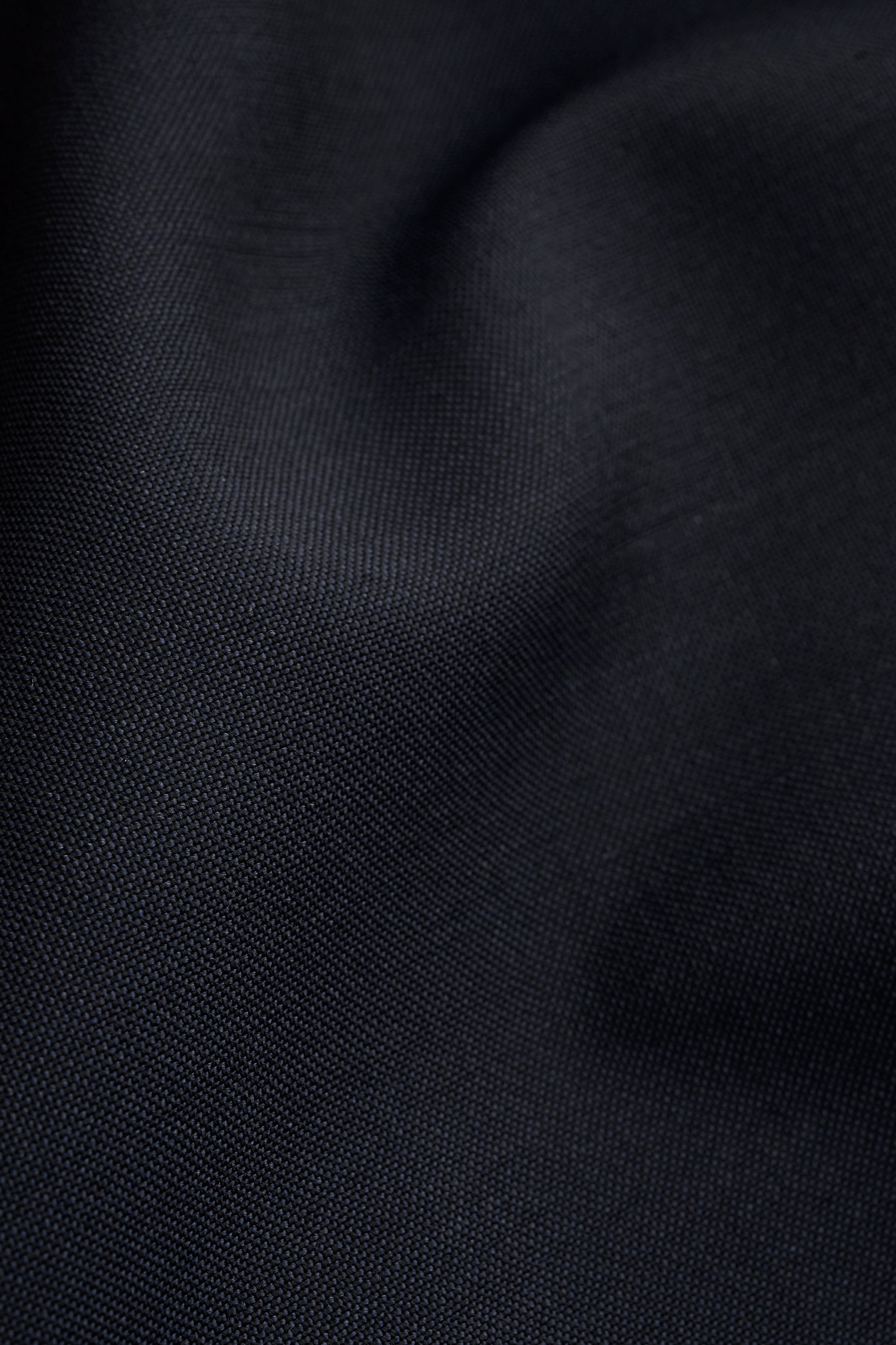 Men's tailoring blazer, 100% virgin wool, dark navy, close-up of fabric texture.