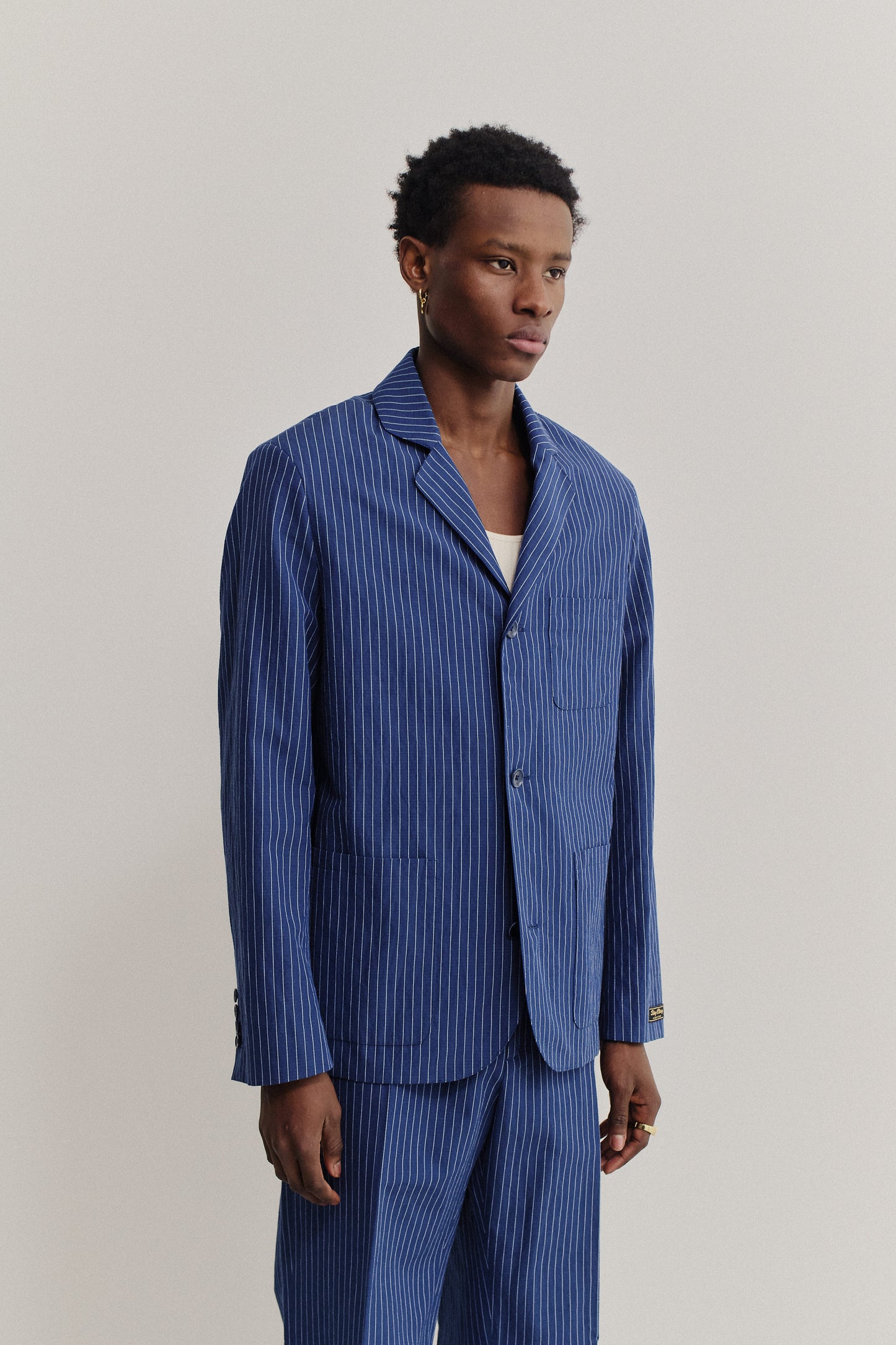 Men's tailoring blazer, cotton-linen seersucker, ocean stripe, with rounded lapel and patch pockets.