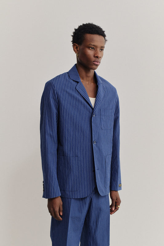 Men's tailoring blazer, cotton-linen seersucker, ocean stripe, with rounded lapel and patch pockets.