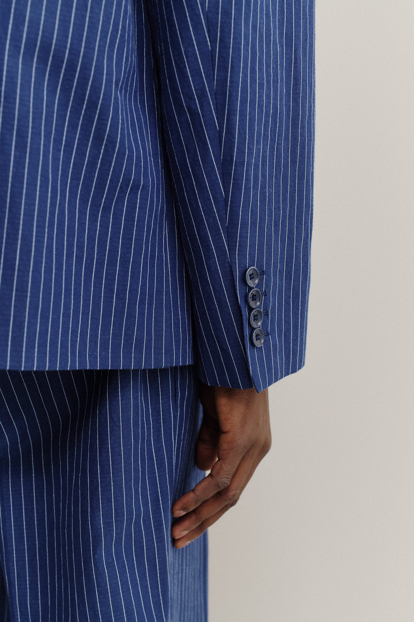 Men's tailoring blazer, cotton-linen seersucker, ocean stripe, with four-button cuff.