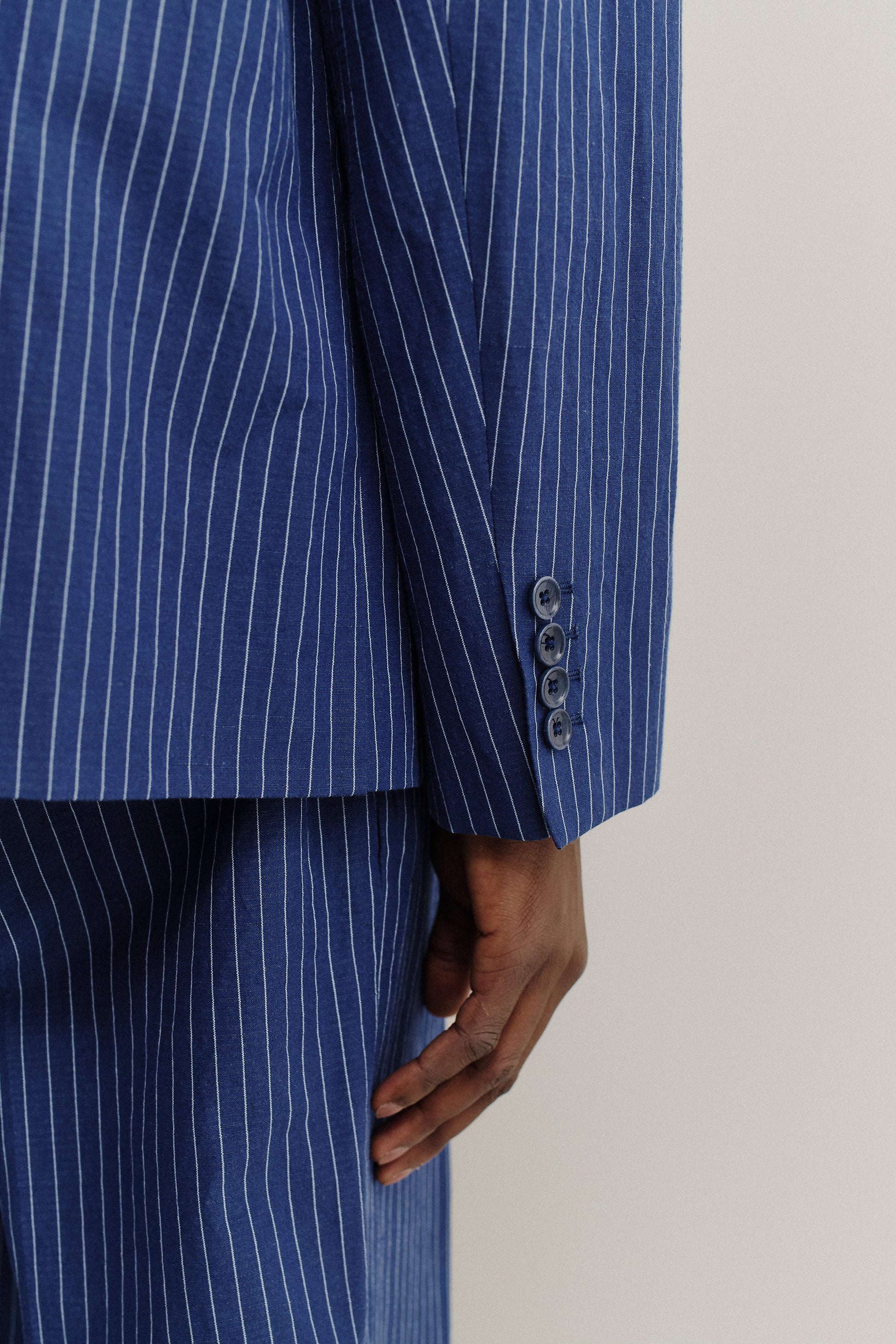 Men's tailoring blazer, cotton-linen seersucker, ocean stripe, with four-button cuff.