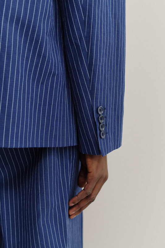 Men's tailoring blazer, cotton-linen seersucker, ocean stripe, with four-button cuff.