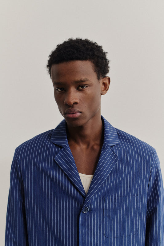 Men's tailoring blazer, cotton-linen seersucker, ocean stripe, with rounded lapel and patch pockets.