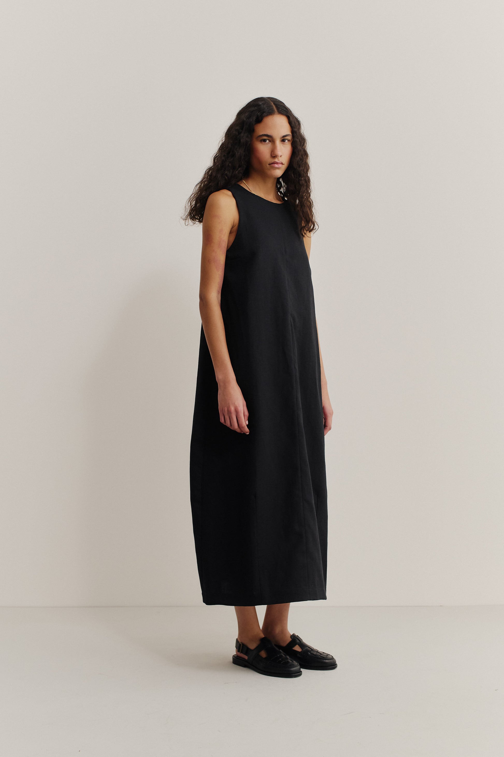 Women's dress, Diani, black worsted wool and linen blend, oversized O-shaped silhouette, round neck, deep V-back.