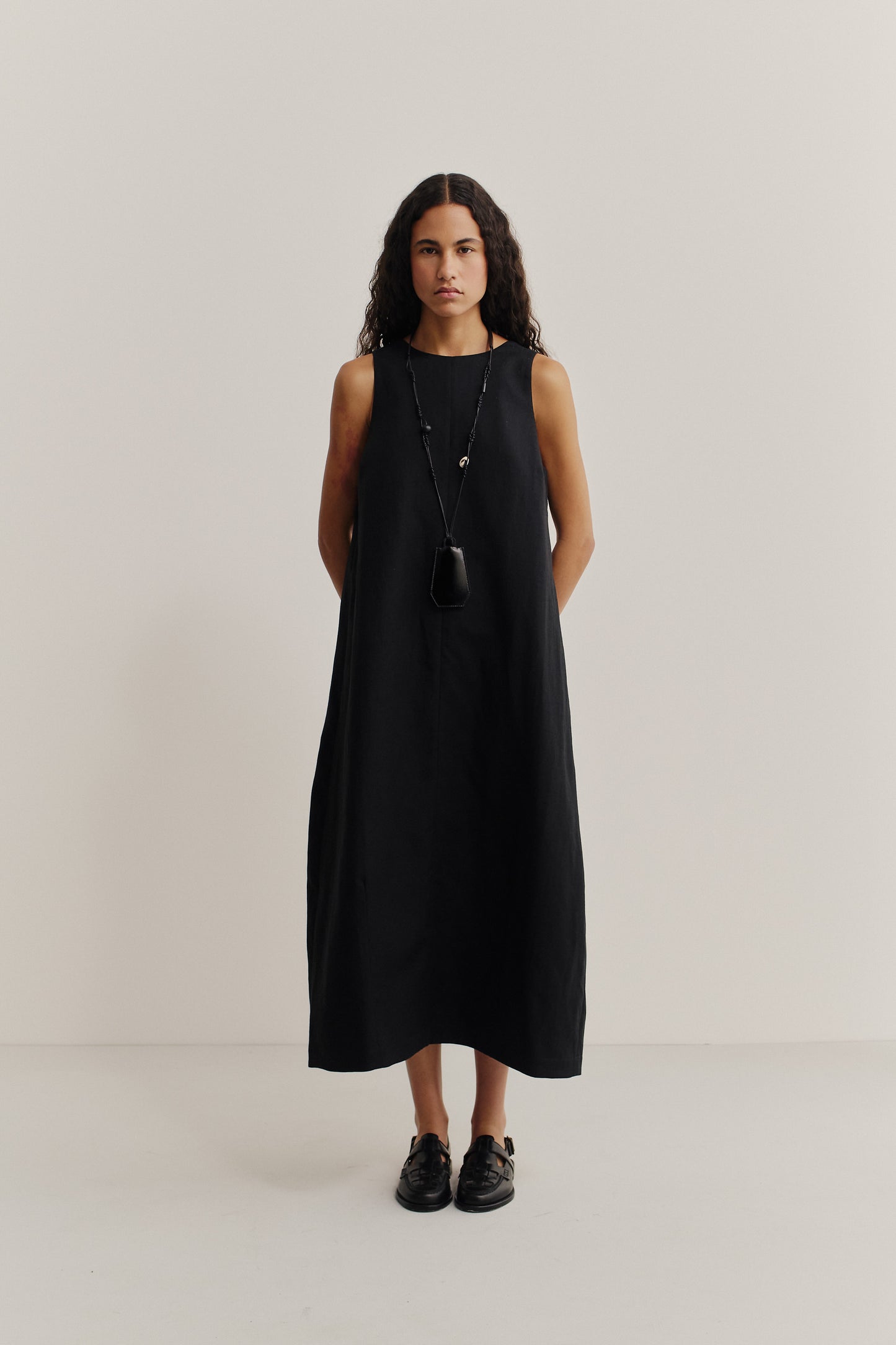 Women's dress, Diani style, black virgin wool and linen blend, sleeveless, O-shaped silhouette, round neck.