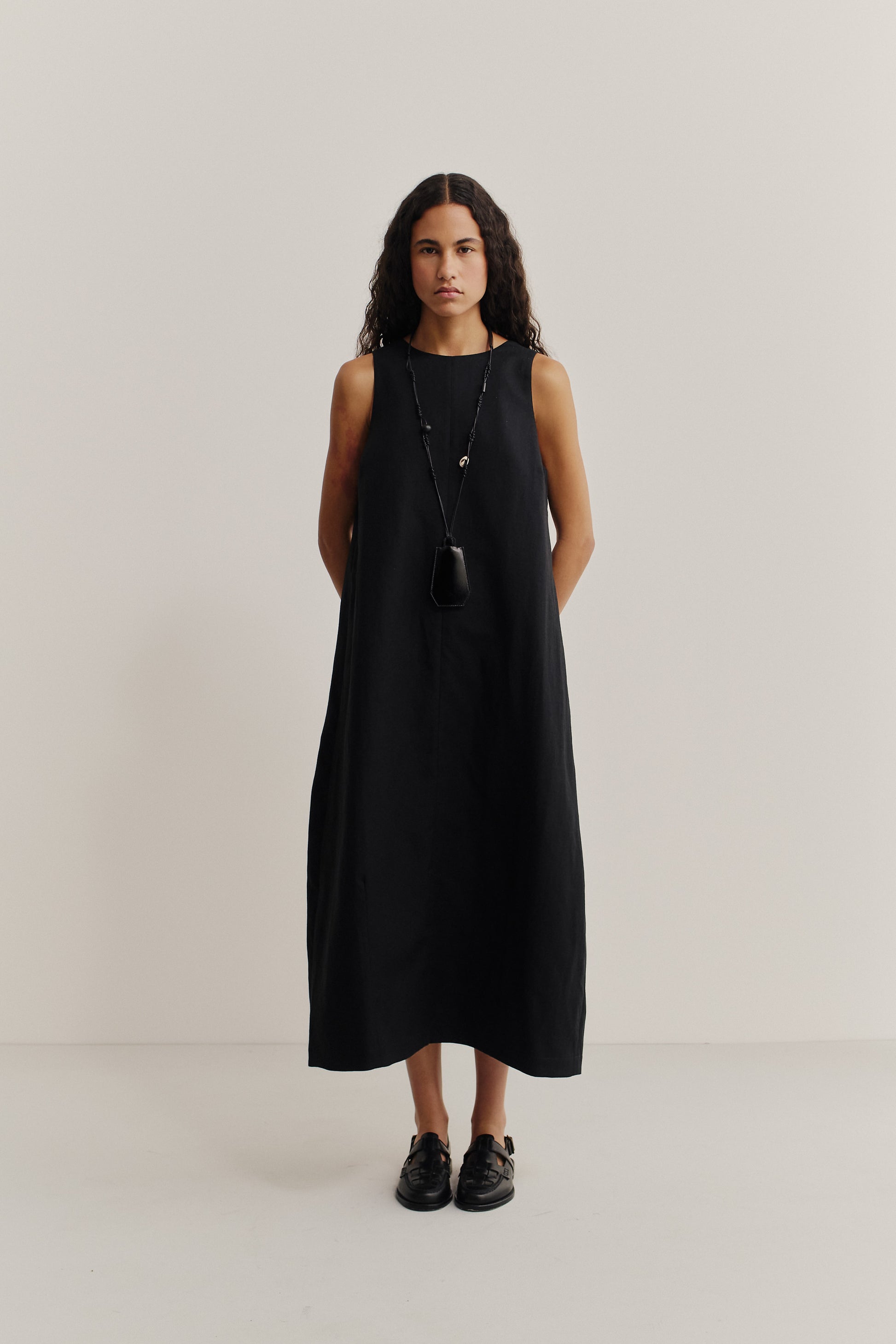 Women's dress, Diani style, black virgin wool and linen blend, sleeveless, O-shaped silhouette, round neck.