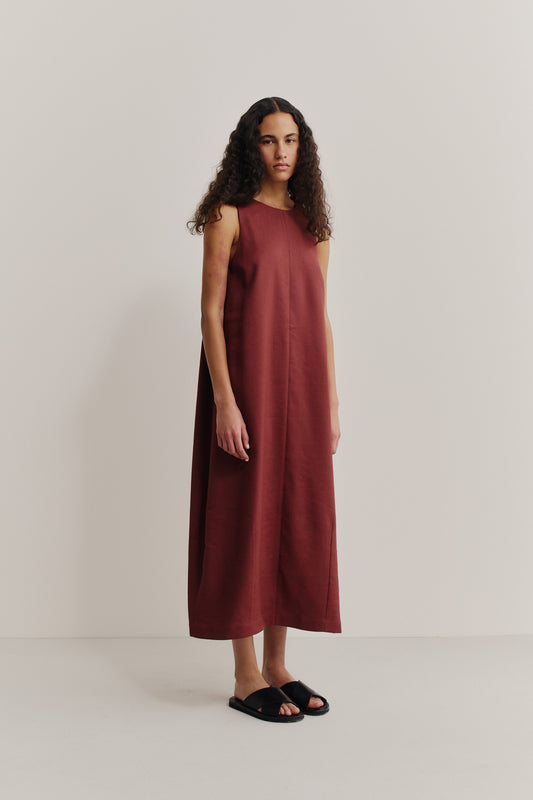 Women's dress, sleeveless, O-shaped silhouette, linen-virgin wool-mohair blend, prunelle weave, reddish-brown.
