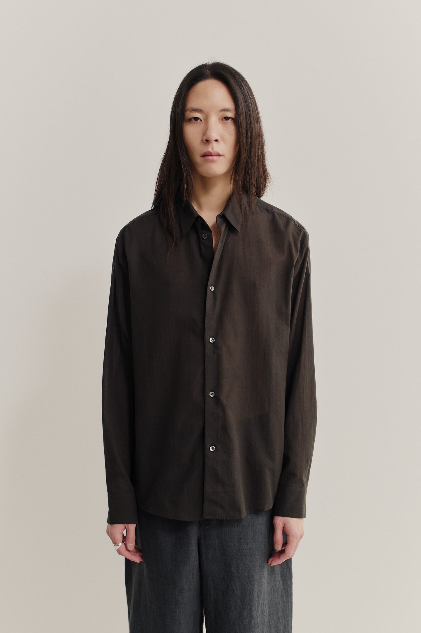 Men's long-sleeved shirt, dark brown cotton-silk blend, relaxed fit, mother-of-pearl buttons.