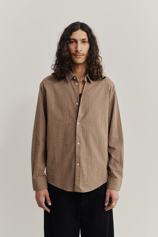 Men's long-sleeved shirt, organic cotton seersucker, cocoa brown stripes, pointed collar, mother-of-pearl buttons.