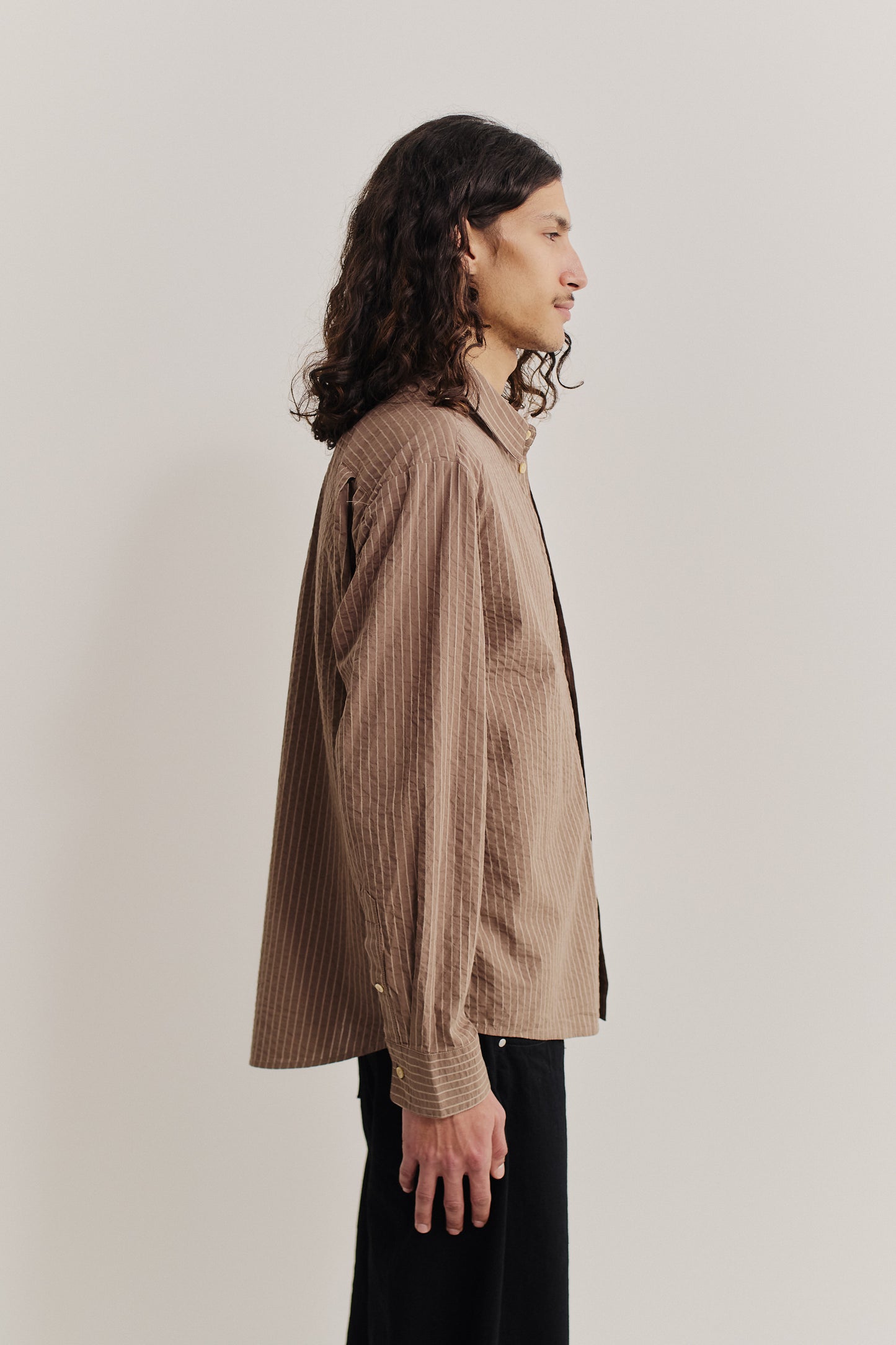 Men's long-sleeved shirt, organic cotton seersucker, cocoa brown stripes, relaxed fit.