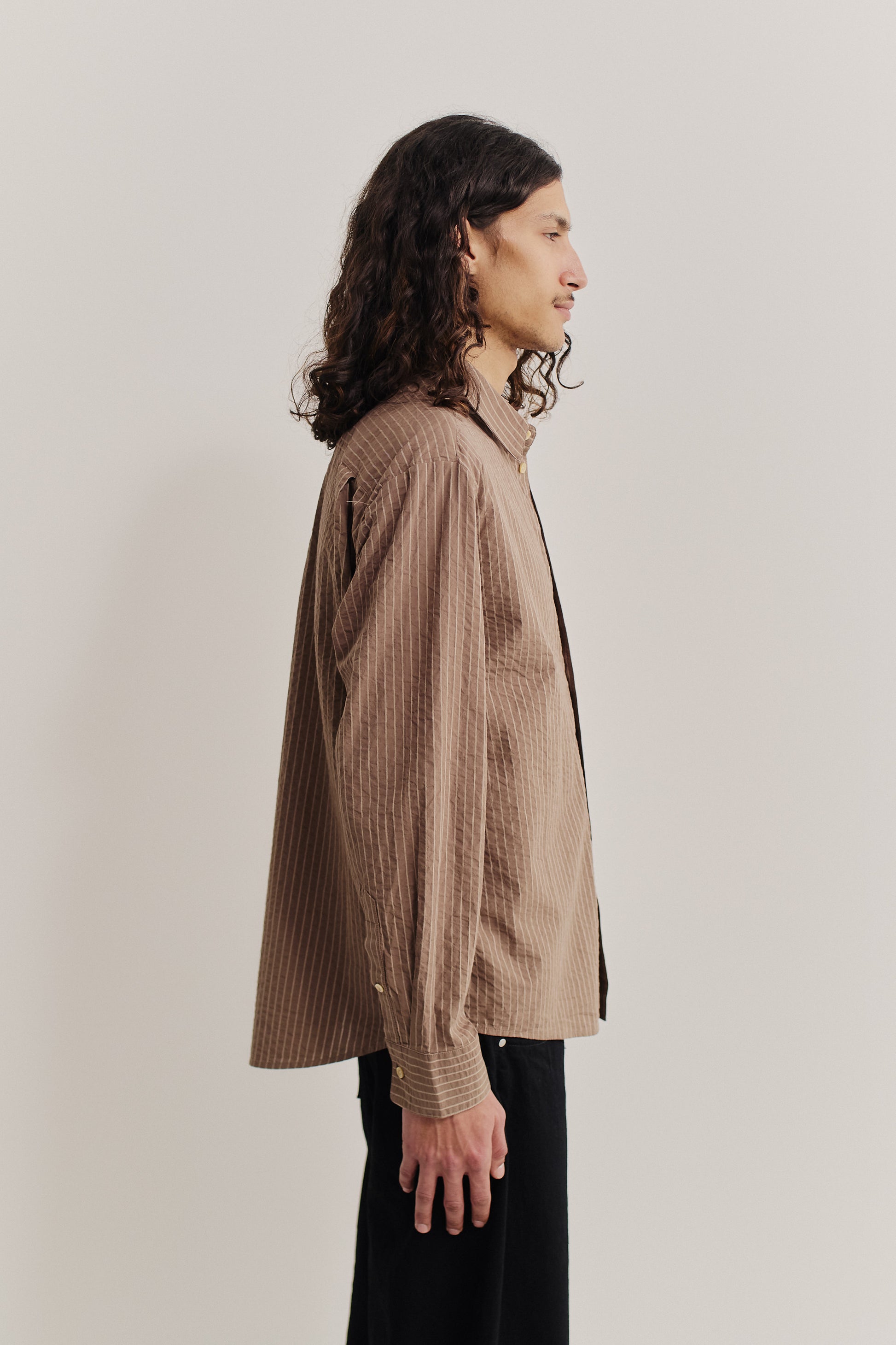 Men's long-sleeved shirt, organic cotton seersucker, cocoa brown stripes, relaxed fit.