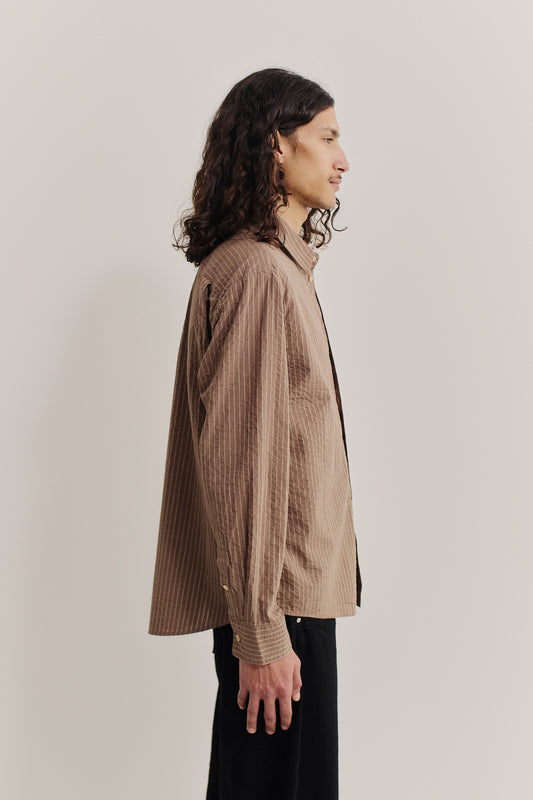 Men's long-sleeved shirt, organic cotton seersucker, cocoa brown stripes, relaxed fit.