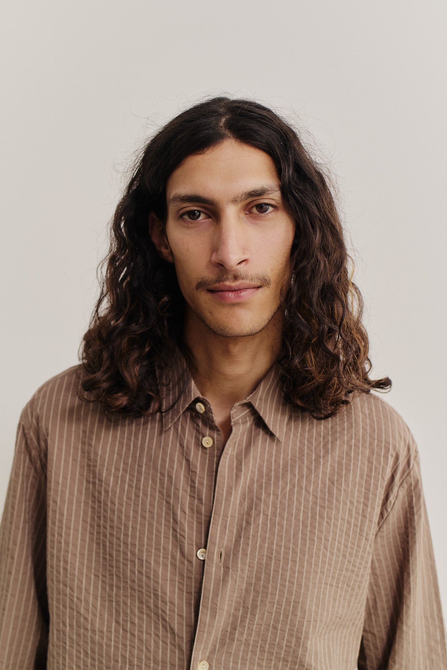 Men's long-sleeved shirt, organic cotton seersucker with cocoa brown stripes, pointed collar, mother-of-pearl buttons.