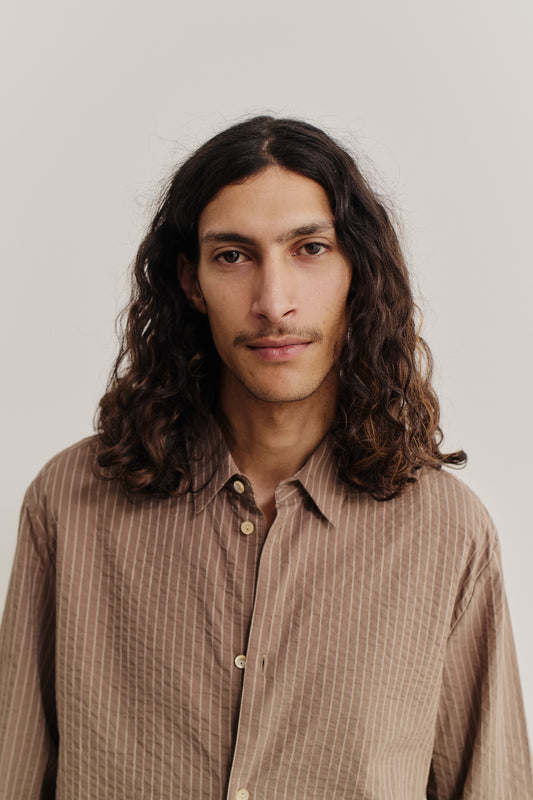 Men's long-sleeved shirt, organic cotton seersucker with cocoa brown stripes, pointed collar, mother-of-pearl buttons.