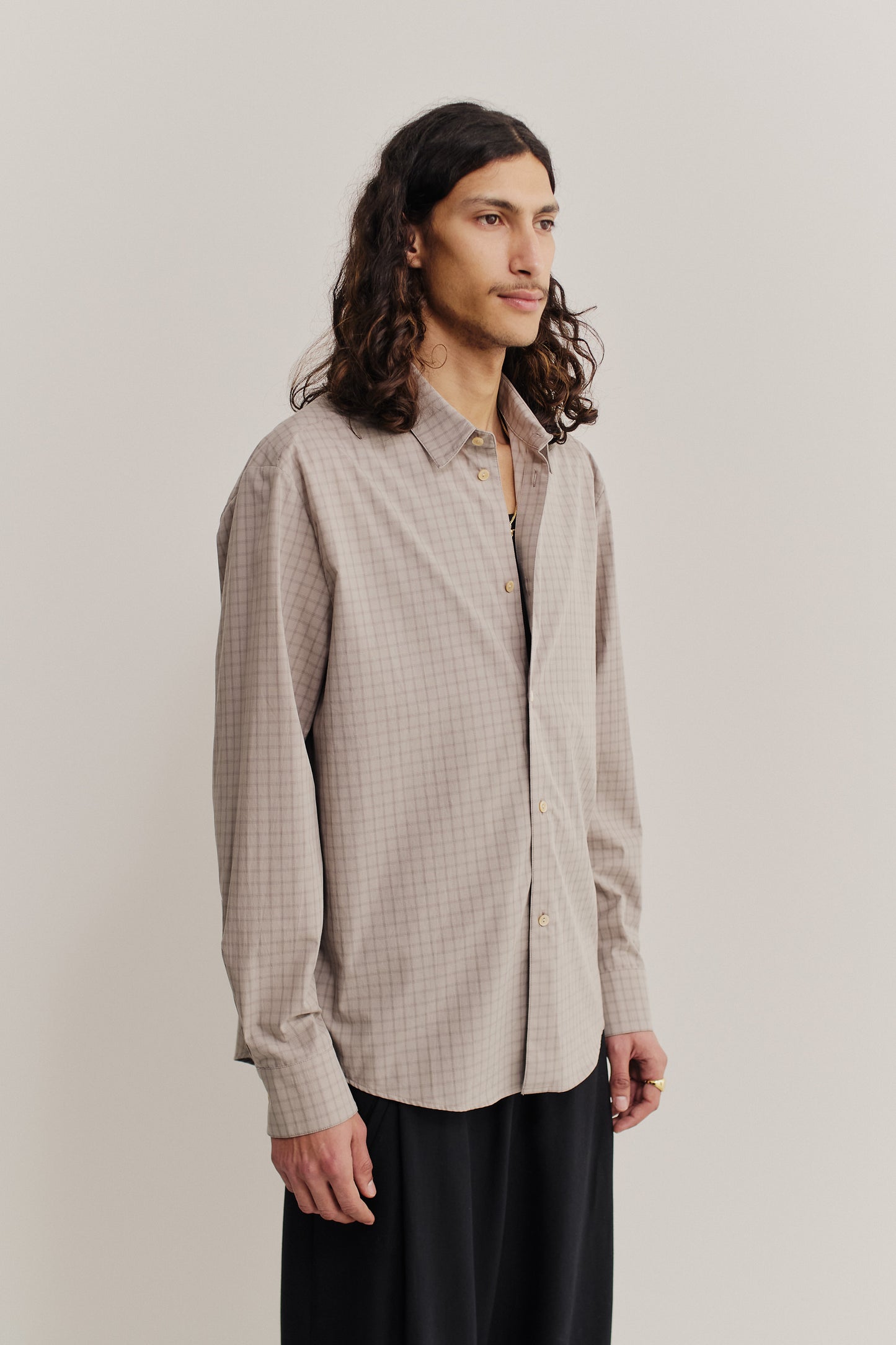 Men's long-sleeved shirt, organic cotton, light grey squared check pattern, mother-of-pearl buttons.