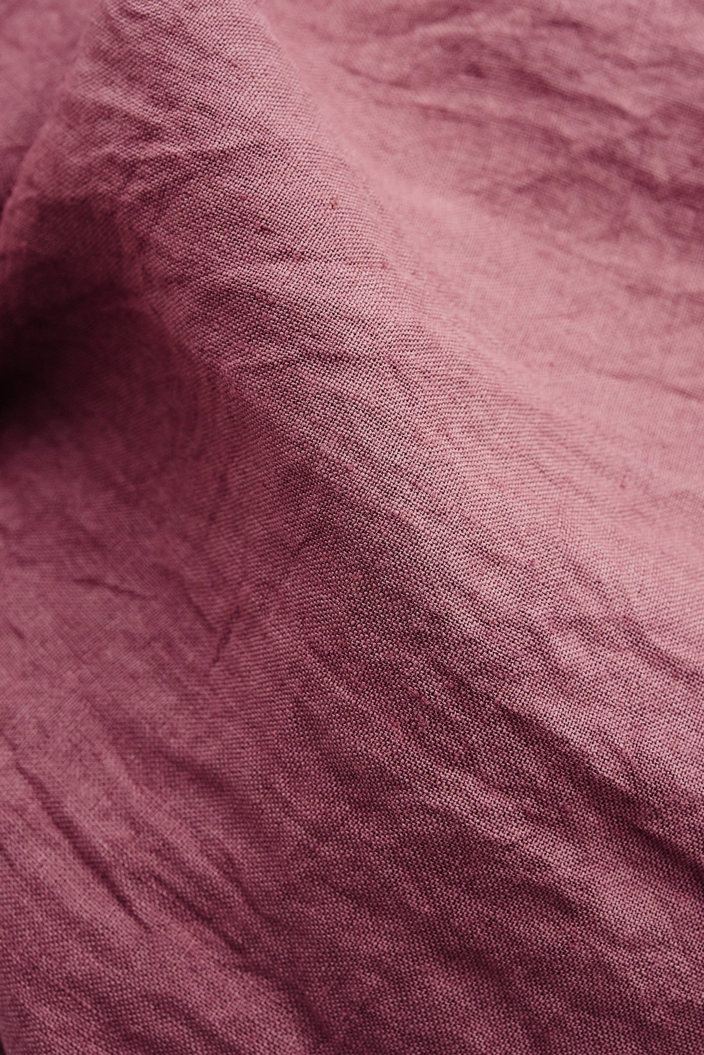Men's long-sleeved shirt, 100% linen, sun-dried, with a dry hand feel, subtle irregularity, and breathable comfort, in a muted rose color.