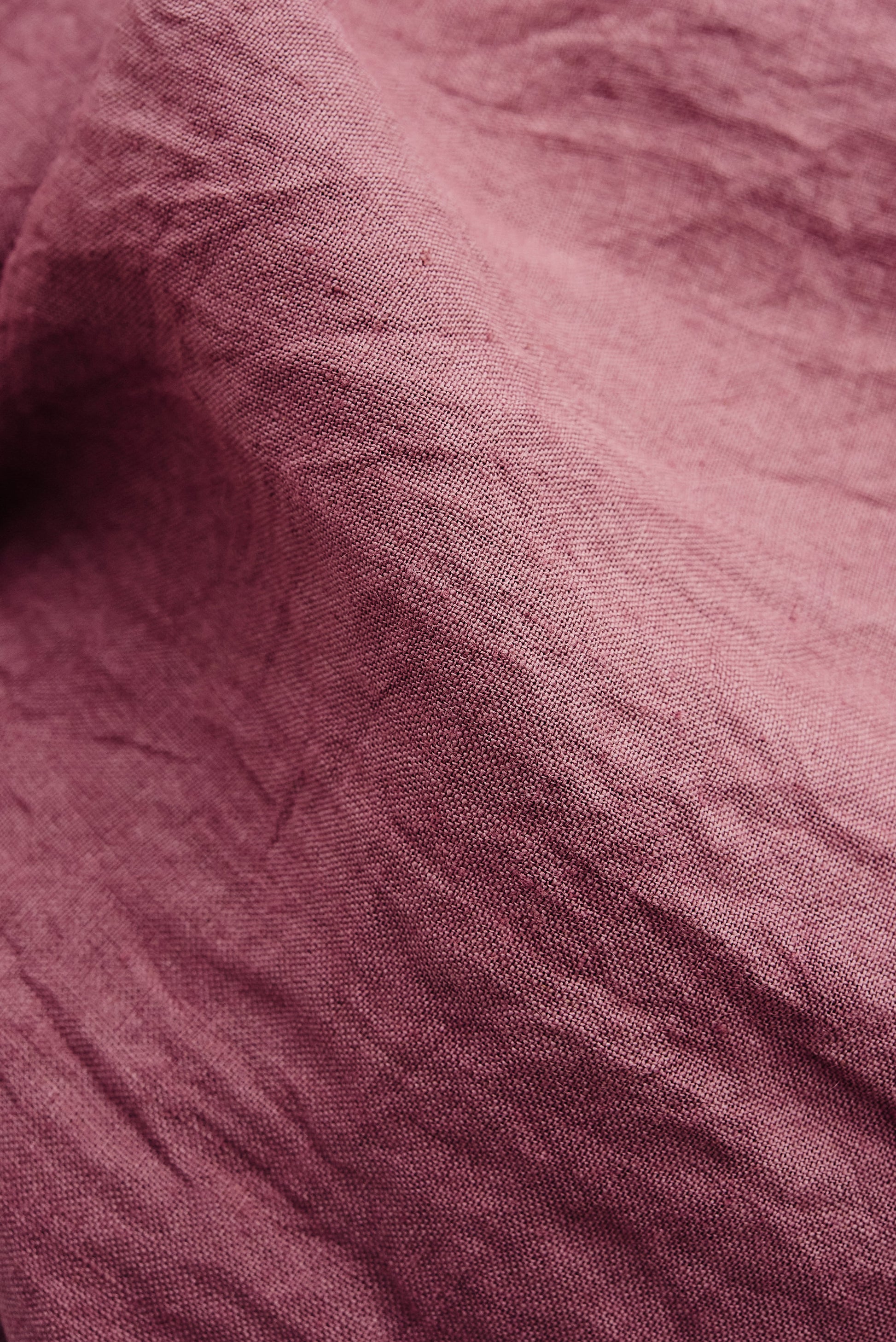 Men's long-sleeved shirt, 100% linen, sun-dried, with a dry hand feel, subtle irregularity, and breathable comfort, in a muted rose color.