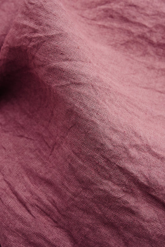 Men's long-sleeved shirt, 100% linen, sun-dried, with a dry hand feel, subtle irregularity, and breathable comfort, in a muted rose color.