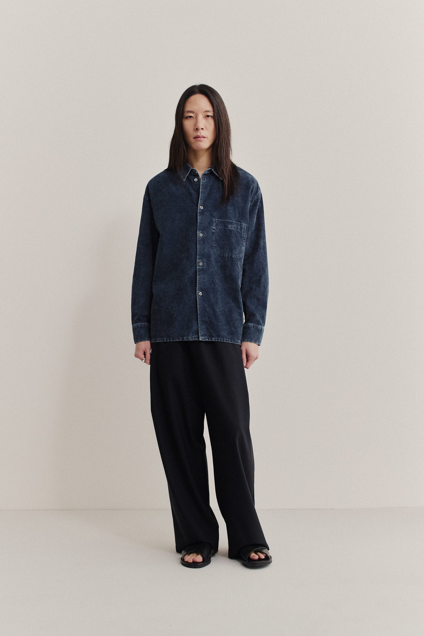 Men's long-sleeved shirt, 100% cotton light corduroy, garment washed, navy blue, oversized fit.