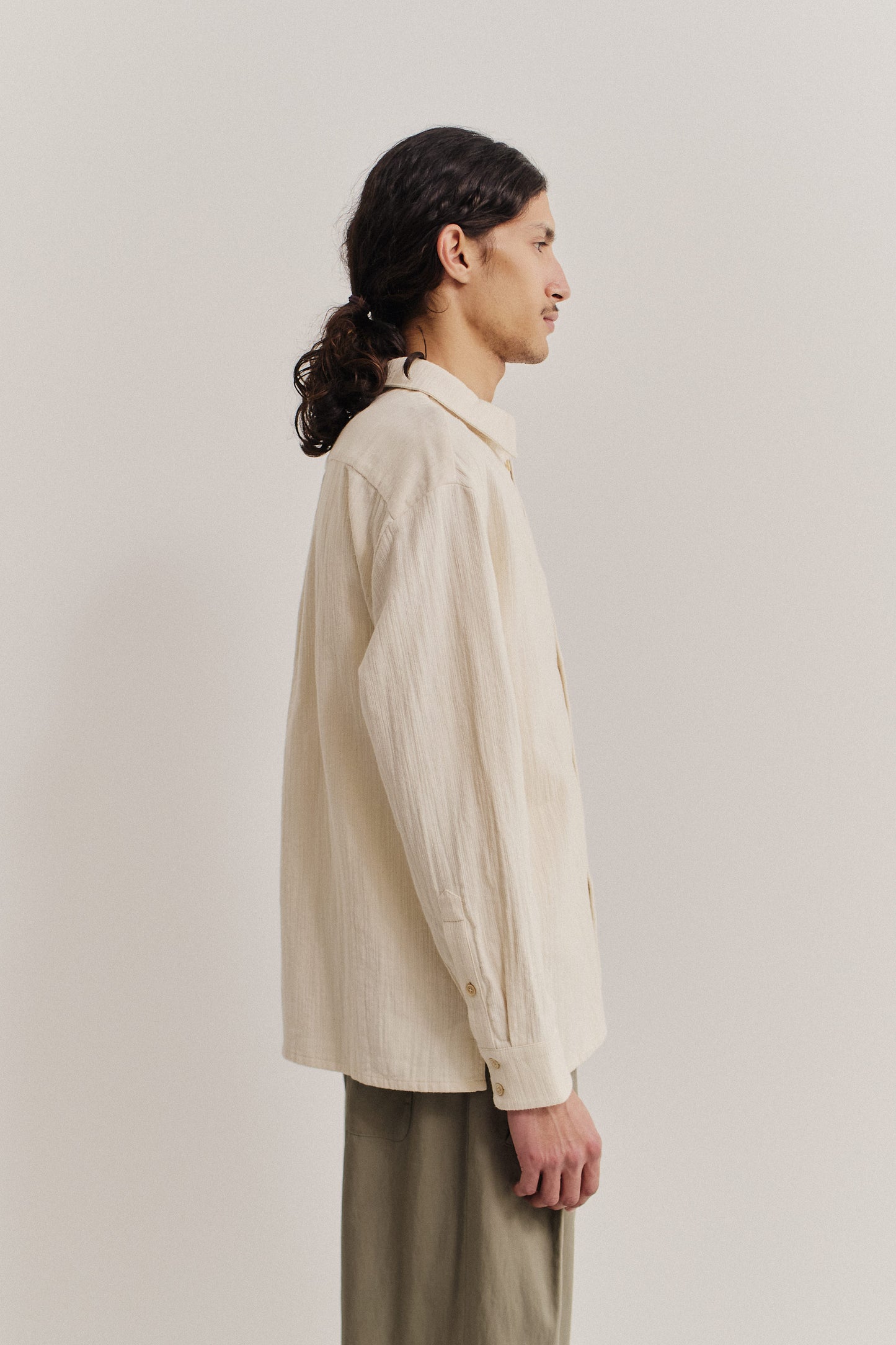 Men's long-sleeved shirt, recycled cotton mix, textured weave, off-white, oversized fit, side slits.