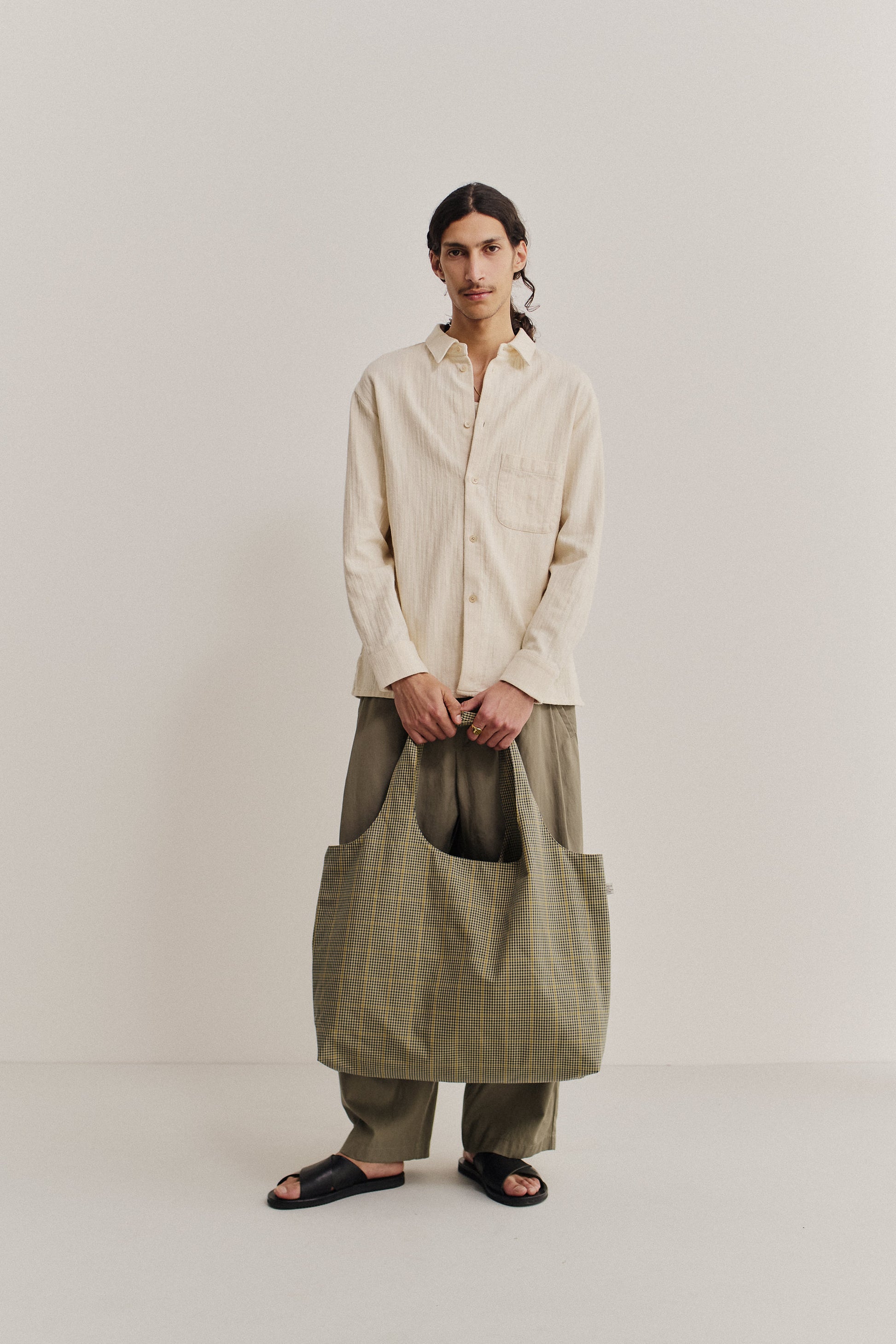 Men's long-sleeved shirt, recycled cotton mix, textured weave, off-white, oversized fit, with front pocket.