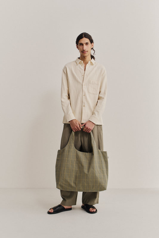 Men's long-sleeved shirt, recycled cotton mix, textured weave, off-white, oversized fit, with front pocket.
