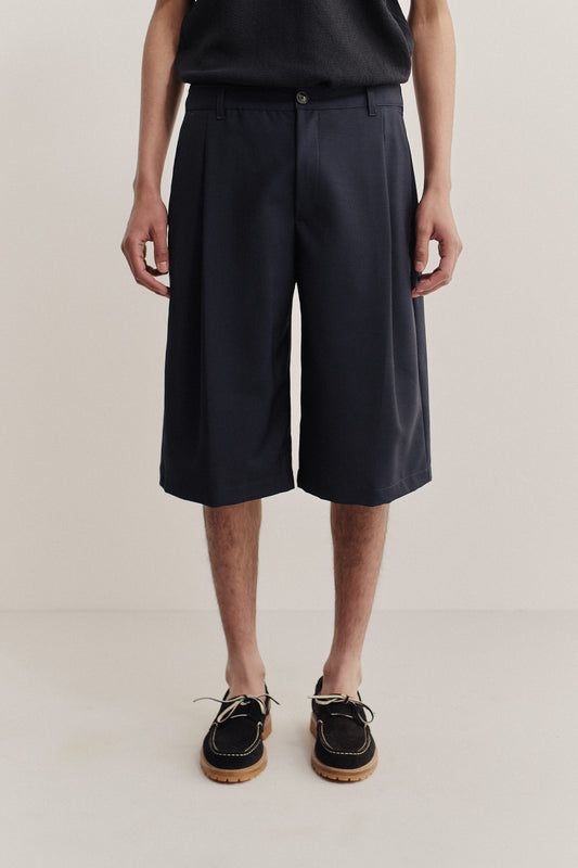 Unisex tailoring shorts, 100% virgin wool, dark navy, relaxed fit, wide leg, single pleat.