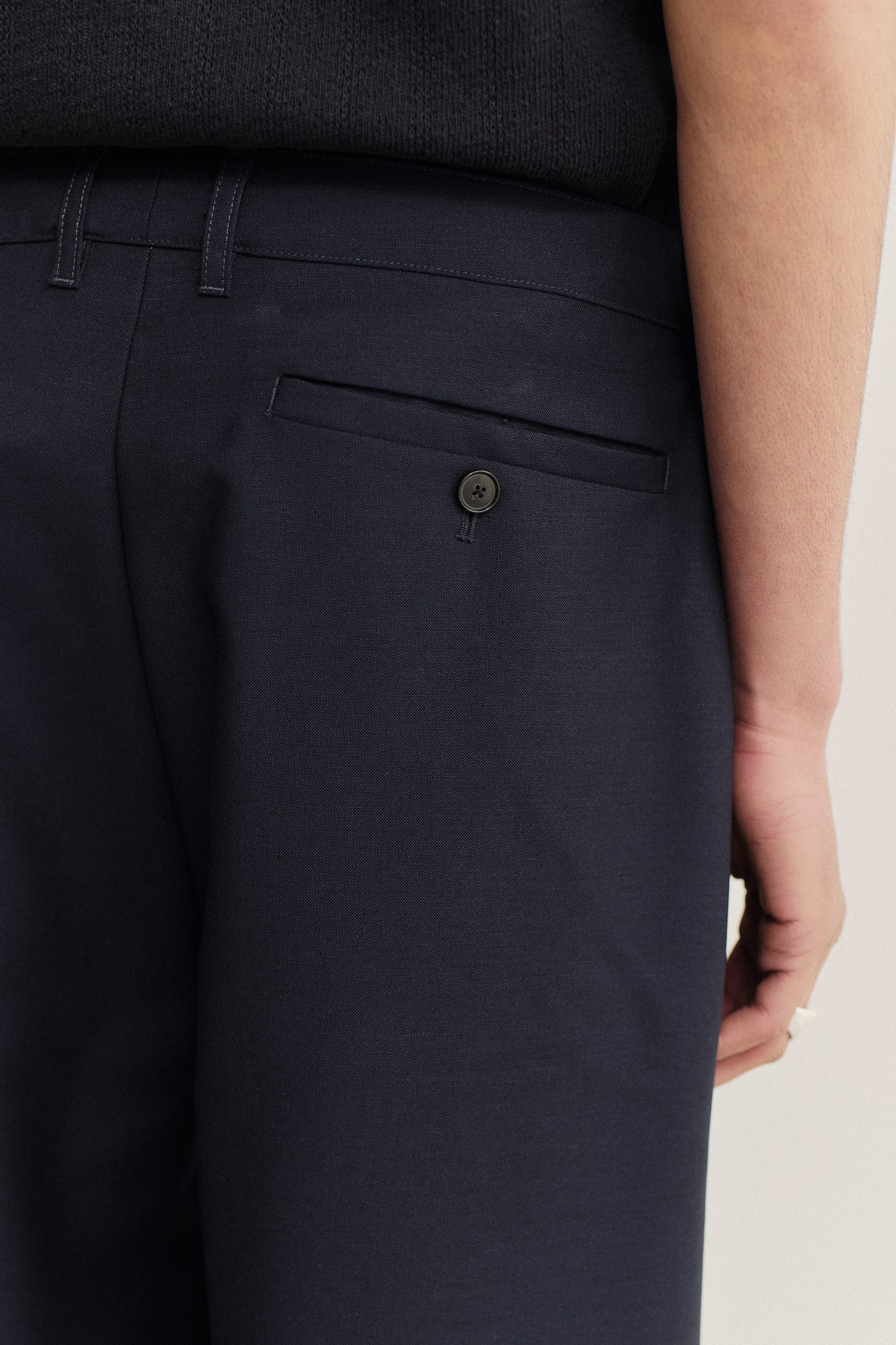 Unisex shorts, 100% virgin wool, dark navy, with back welt pocket and button closure.