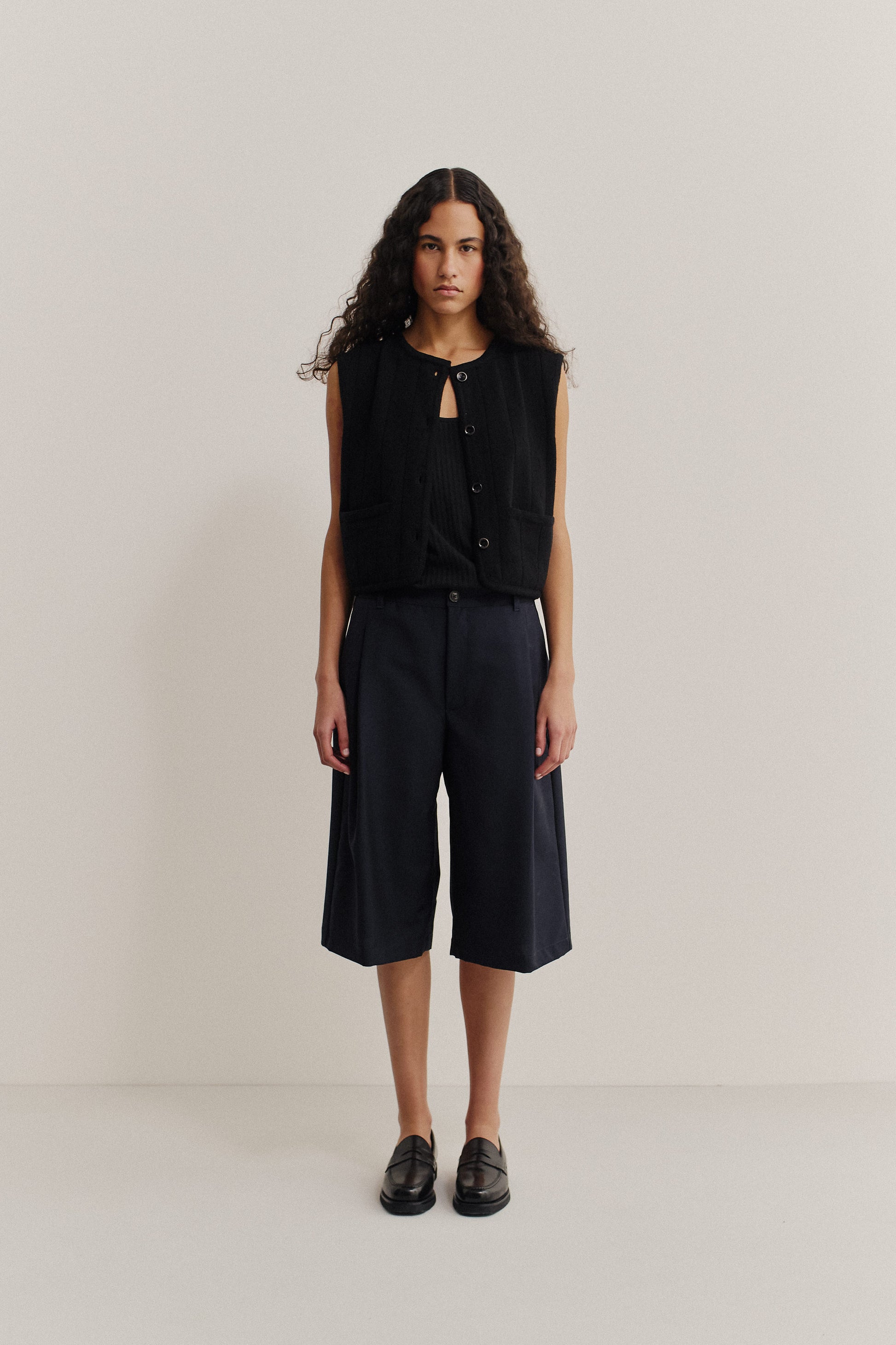 Unisex shorts, 100% virgin wool, dark navy, knee-length, relaxed fit, wide leg, single pleat.