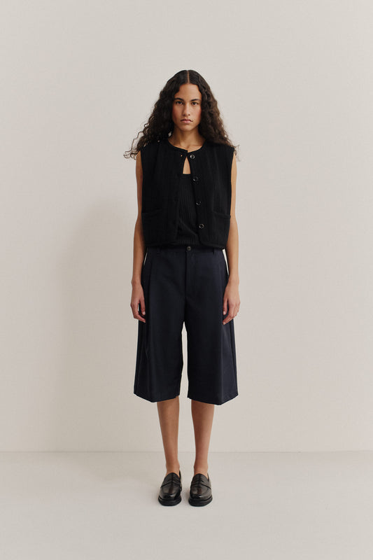 Unisex shorts, 100% virgin wool, dark navy, knee-length, relaxed fit, wide leg, single pleat.