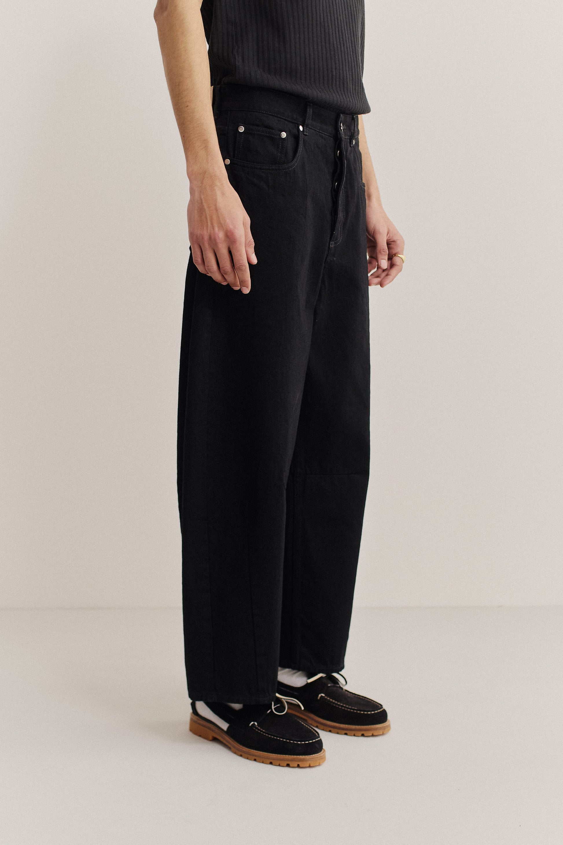 Men's long-pants, cotton selvedge denim, black, wide cropped tapered leg, o-shaped silhouette.