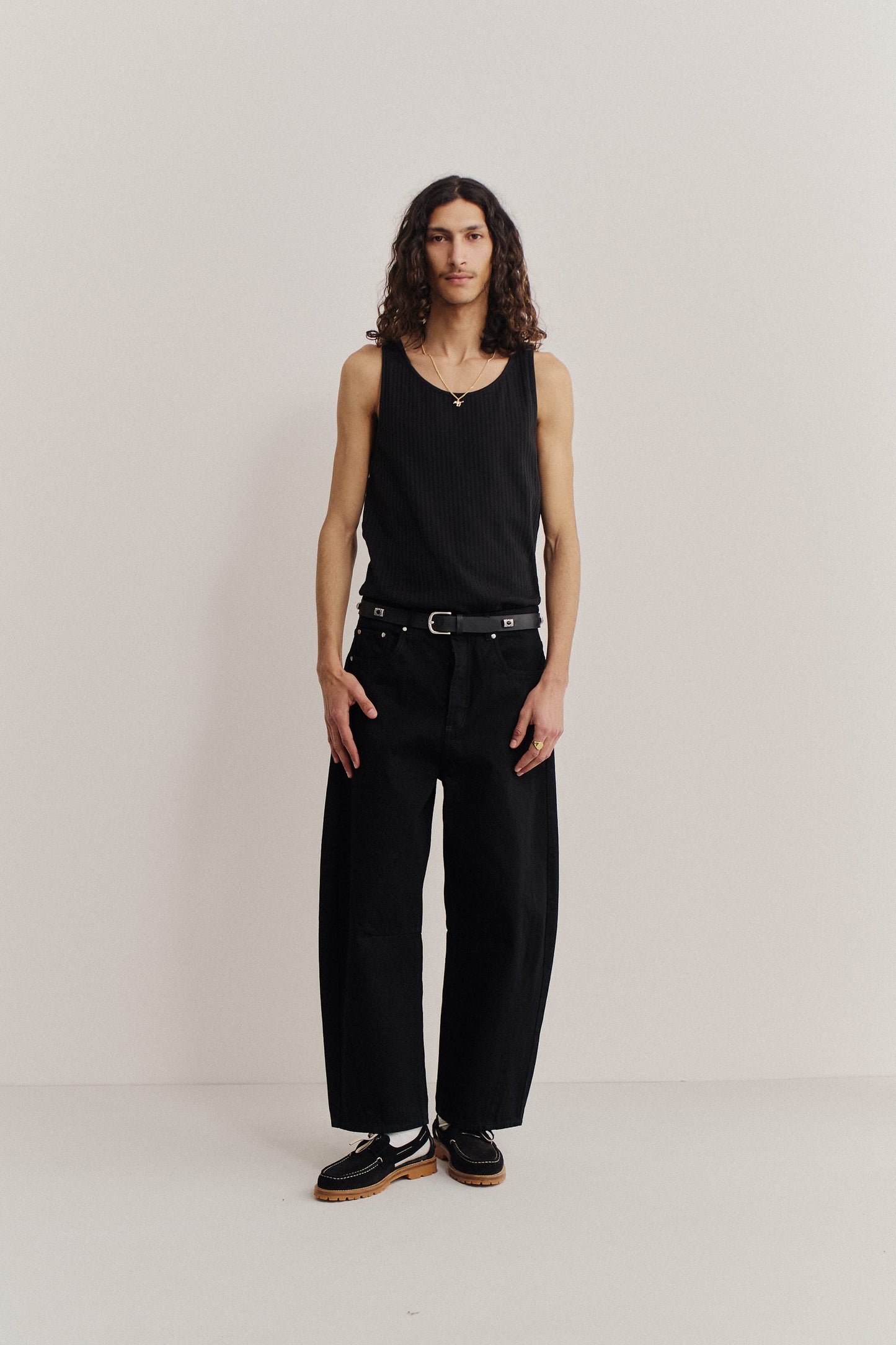 Men's long-pants, cotton selvedge denim, black, wide, cropped tapered leg, o-shaped silhouette.