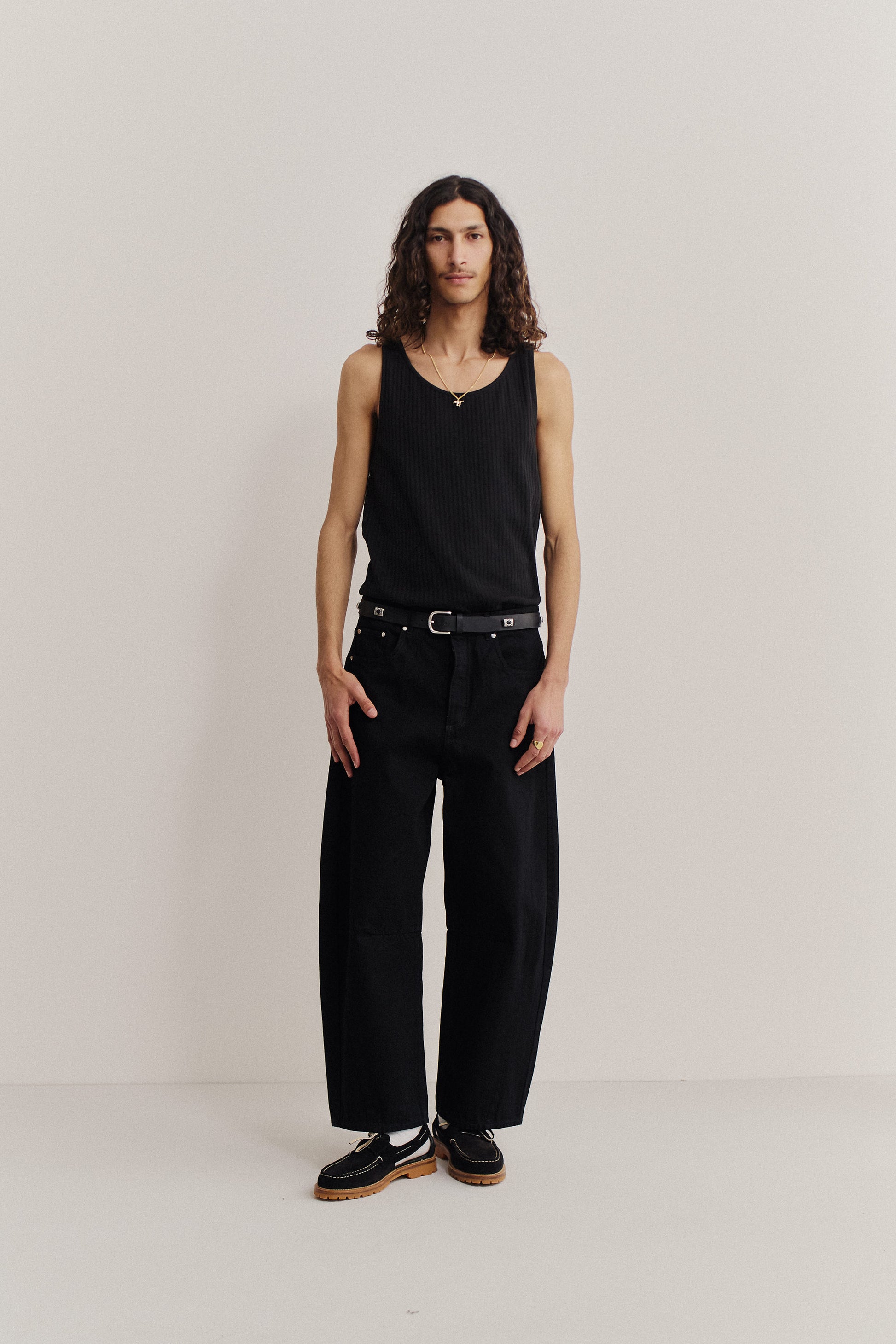 Men's long-pants, cotton selvedge denim, black, wide, cropped tapered leg, o-shaped silhouette.