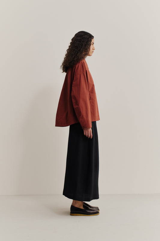 Women's outerwear, KIBERA JACKET, rust-colored water-repellent cotton blend, wide-cut silhouette, patch pockets.