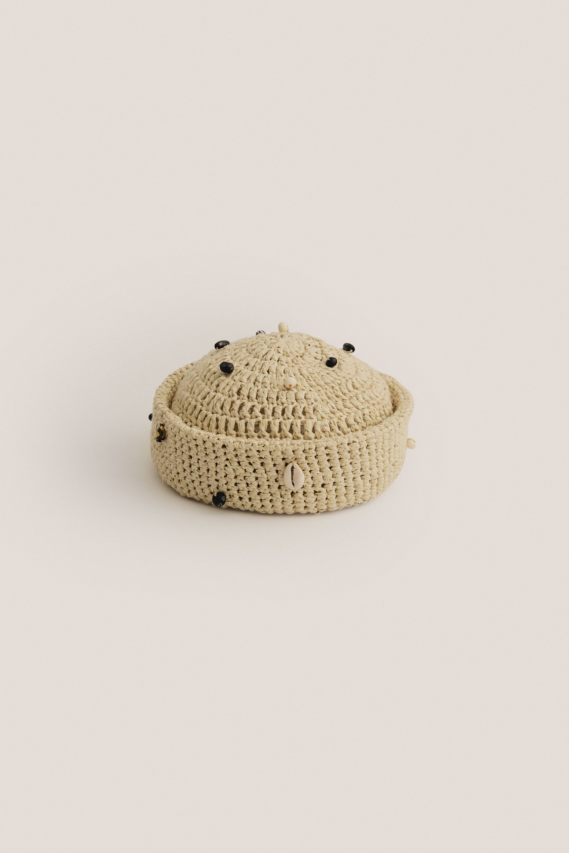 Women's accessories, crochet cap, raffia-like viscose-linen-cotton blend, decorated with mussels and black wooden beads, beige.