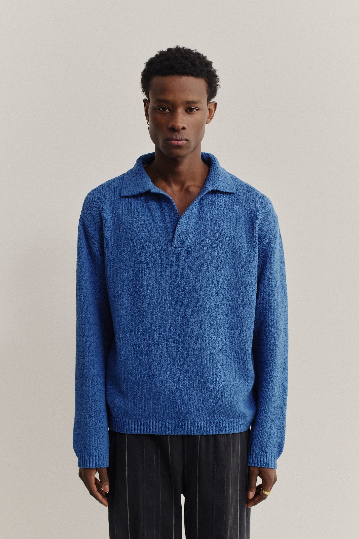 Men's knit long-sleeved polo, blue organic cotton bouclé, relaxed fit, open collar, ribbed trims.