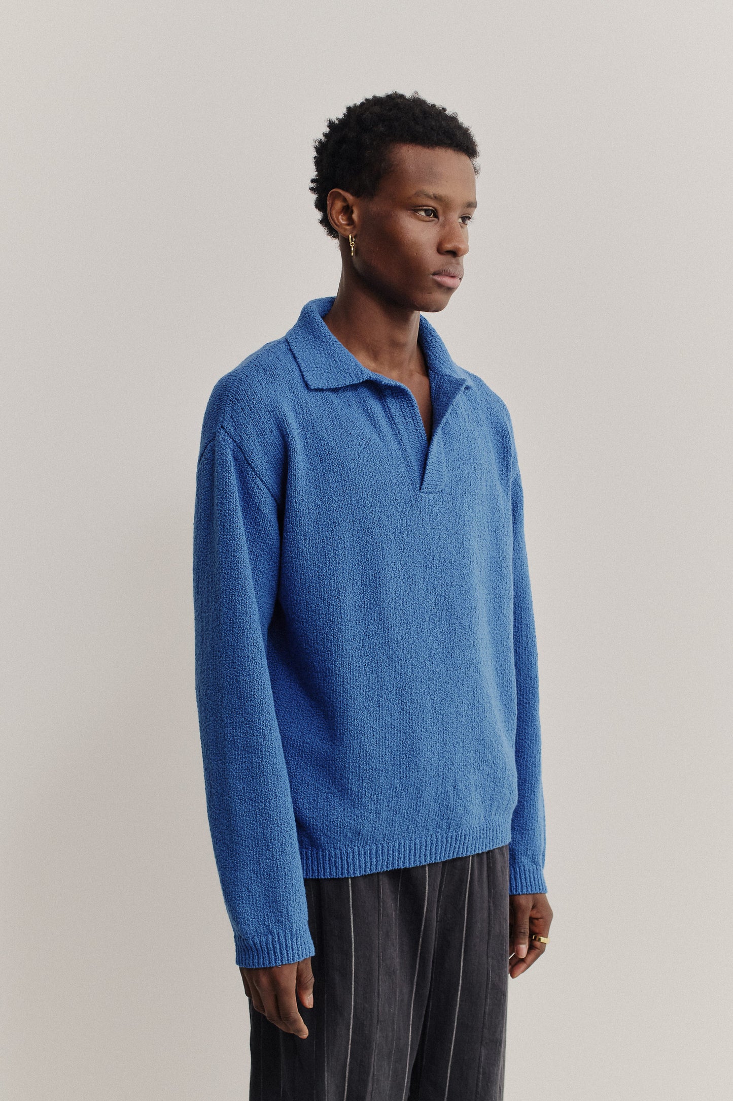 Men's knit long-sleeved polo, organic cotton bouclé, blue, relaxed fit, soft open collar.