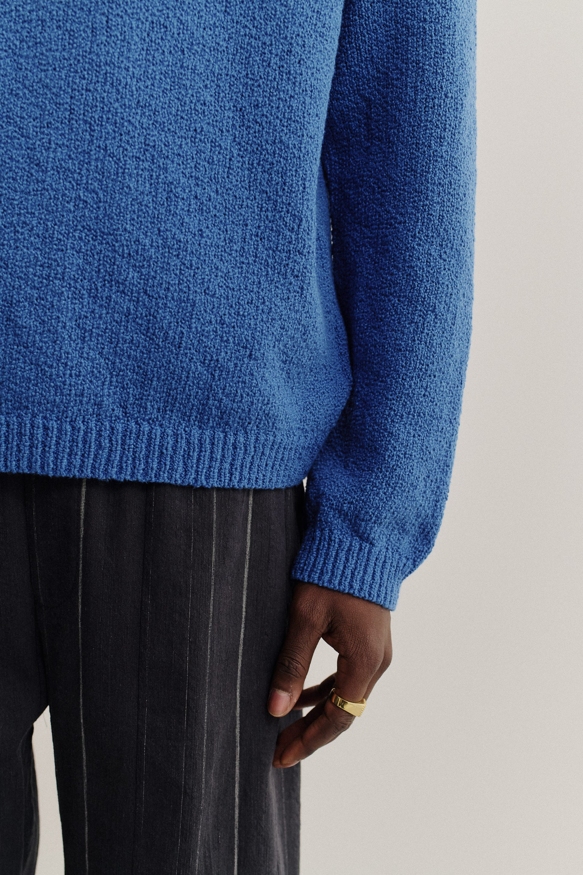 Men's knit long-sleeved polo, organic cotton bouclé, blue, with ribbed trims.